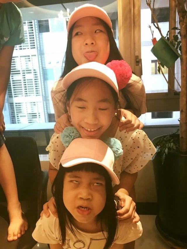 小s三个女儿一起拍广告同框比美，个个高冷自信，镜头感十足