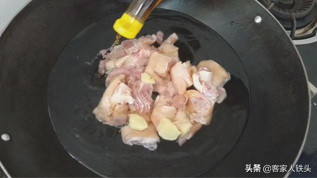 香菇炖猪脚：一个客家传统味道做法，软糯浓香，满满的胶原蛋白