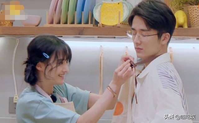 郑爽帮张新成系围裙，谁注意张新成的下意识反应？真把自己当外人