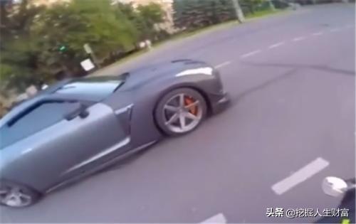 日产GTR偶遇重机，双方红绿灯同时起步