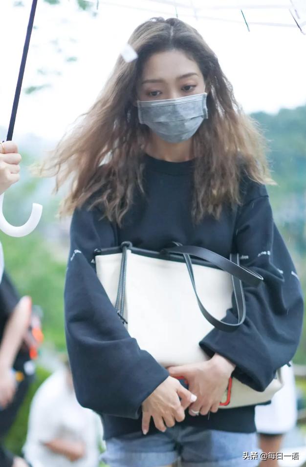 硬糖少女希林综艺生图：戴墨镜御姐范儿十足，