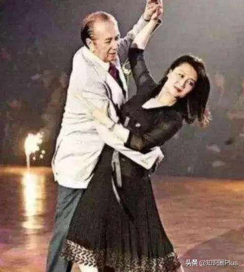 何鸿燊何氏家族悼文，留下四房十七杰，详细了