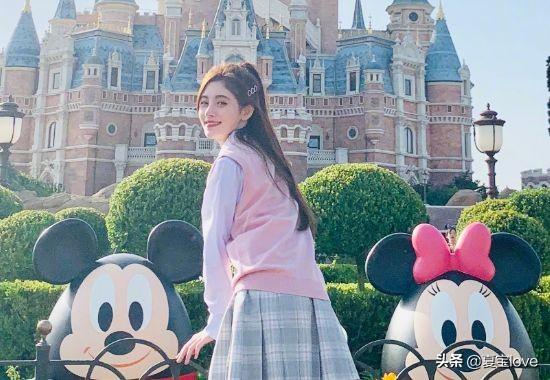 允恩模仿鞠婧祎穿JK拍照，动作表情如出一辙，但效果却完全不同