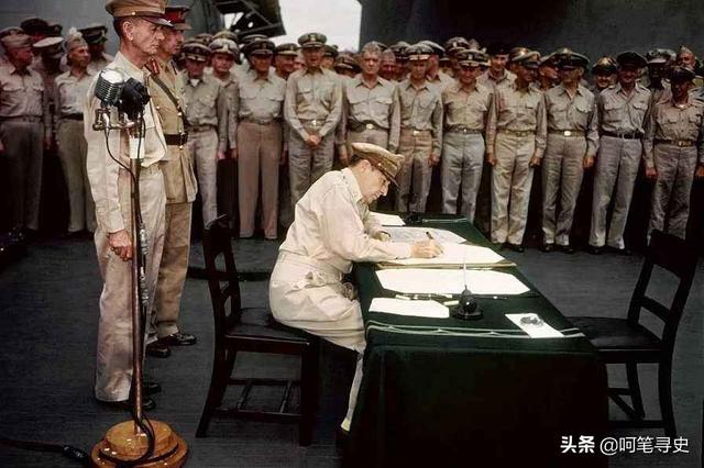在日本投降仪式上，麦克阿瑟身后的这两个人，让日军既高兴又伤心