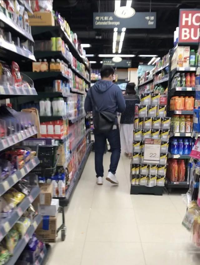 霍启刚过生日仅一个小蛋糕，陪郭晶晶逛日用店