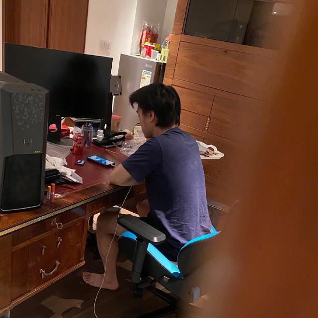 自己赚生活费？奚梦瑶产后正式复工，不摆阔太架子与老公忙捞金