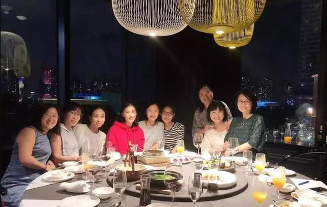 黄圣依晒20年同学聚会照片：岁月是杀猪刀，黄圣依刀枪不入