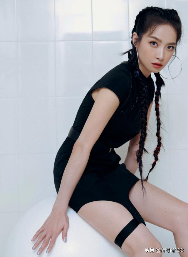 33岁宋茜好时髦，一身暗黑机能风旗袍酷飒帅气，