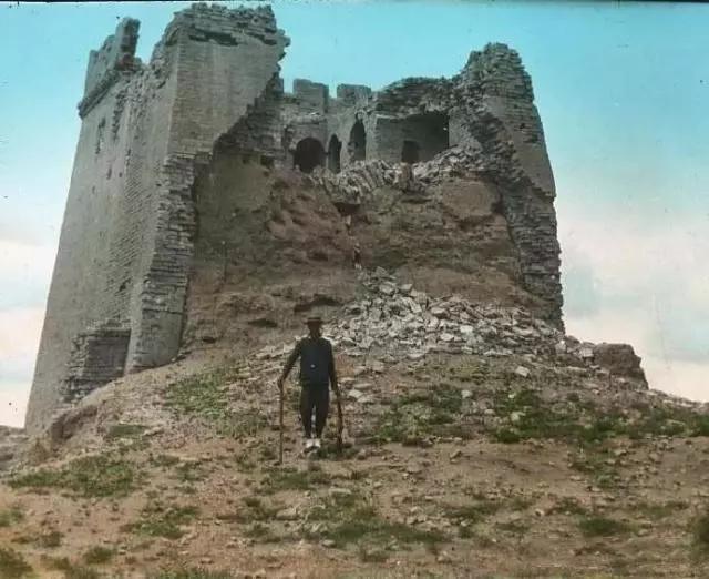 老照片：英国探险家清末拍摄的万里长城，好残破凄凉