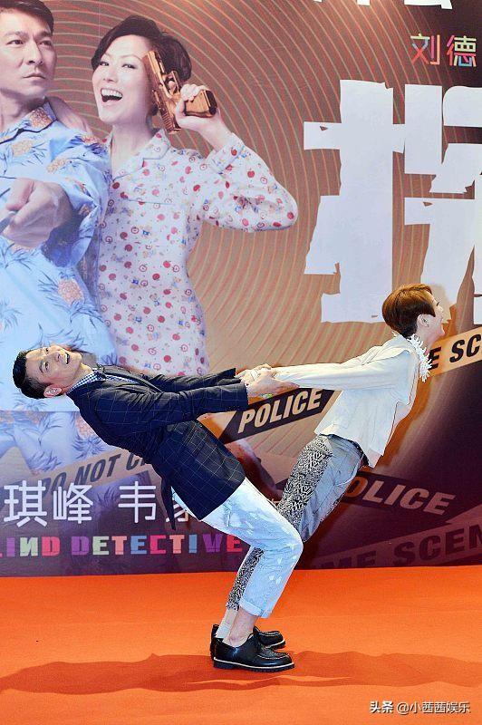 刘德华与谁合影都微笑，但是在她面前，却连“天王形象”都不顾了