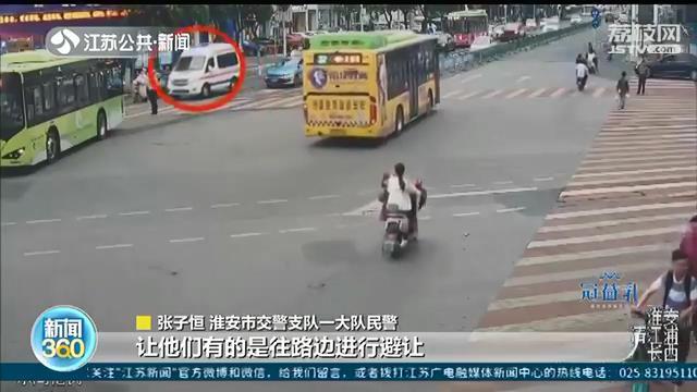 及时！救护车遭遇晚高峰 交警37秒开辟“生命通道”