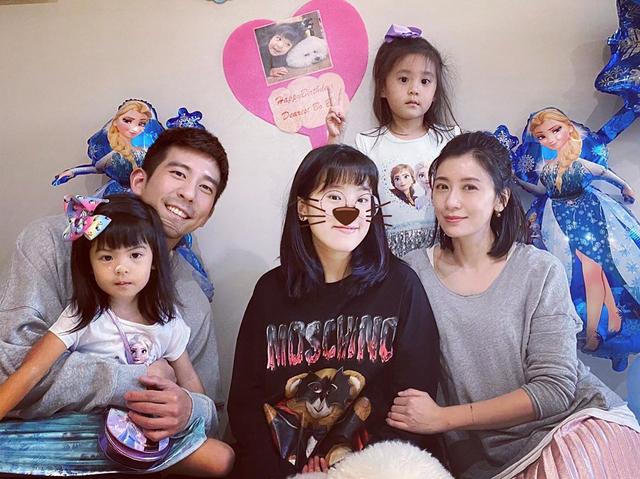 贾静雯晒母女同框，咘咘亲吻妈妈很粘人，3岁波妞门牙脱落好抢镜