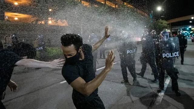 暴徒点燃华盛顿，连穷人区和流浪汉也没放过，