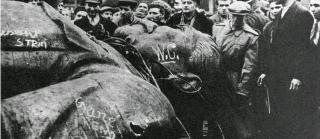 波兰闹改革苏联被迫默许，一小国眼馋效仿，惨