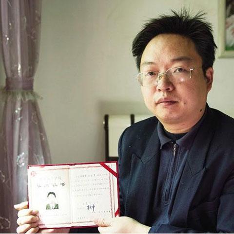 清华毕业生辞掉外企工作，回乡尽孝当保安，2