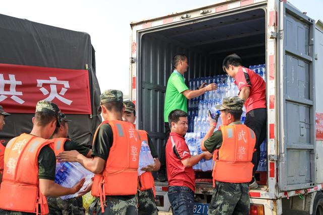 水到，心到！江西太古可口可乐紧急支援饮用水弛援九江洪灾区