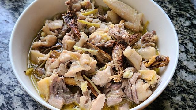 五指毛桃蒸鸡的做法，香气四溢又好吃，我家很喜欢的一道家常菜