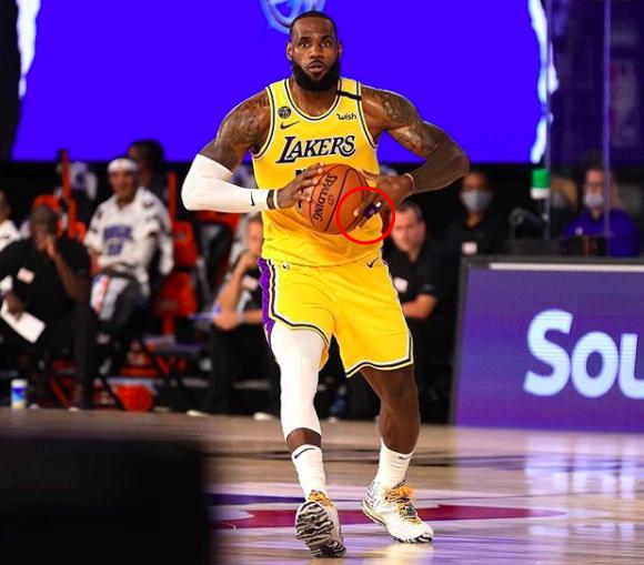 24號紫金護指！科比指引詹姆斯衝冠，曼巴精神成湖人季後另一武器