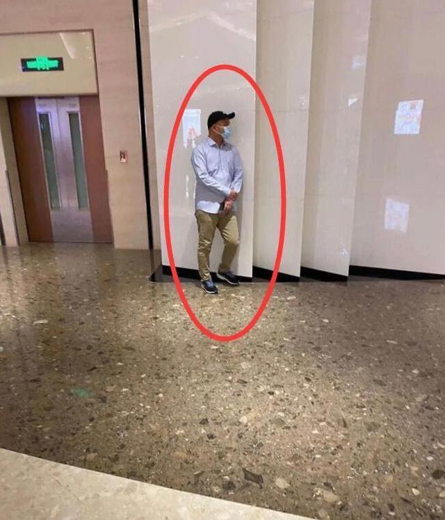 热巴最新活动生图，腰臀比例超后面假人“求婚男”现身安保很警觉