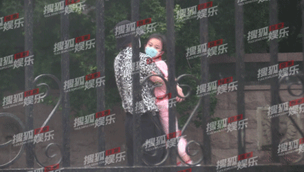 贾乃亮春风满面看女儿，与甜馨打羽毛球挥汗如