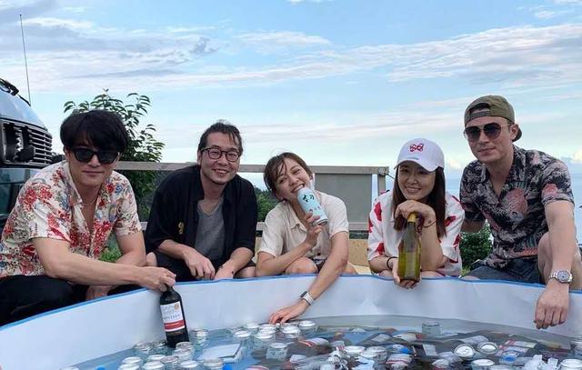 霍建华林心如一家逛街，霍建华独自走在前面，