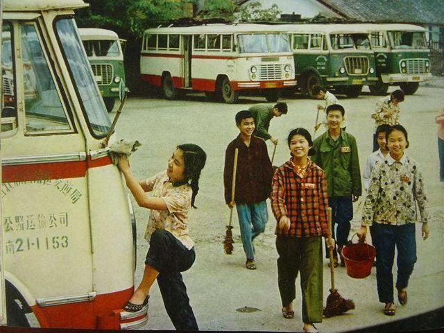 80年代中国照片：图六新娘被好友闹洞房，图八美女颜值比明星漂亮