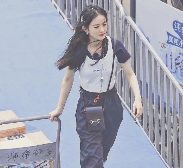 赵丽颖生图美出新高，我却只关注她包上的创可