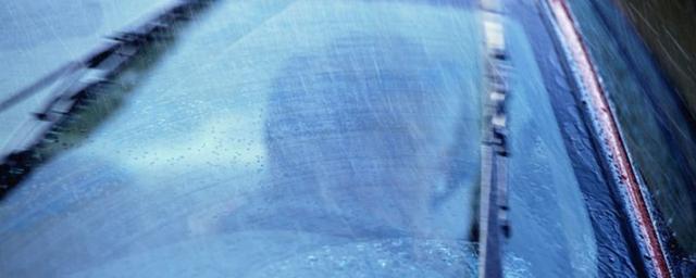 挡风玻璃雨刮后蒙蒙的 下雨天雨刮器刮的模糊怎么办
