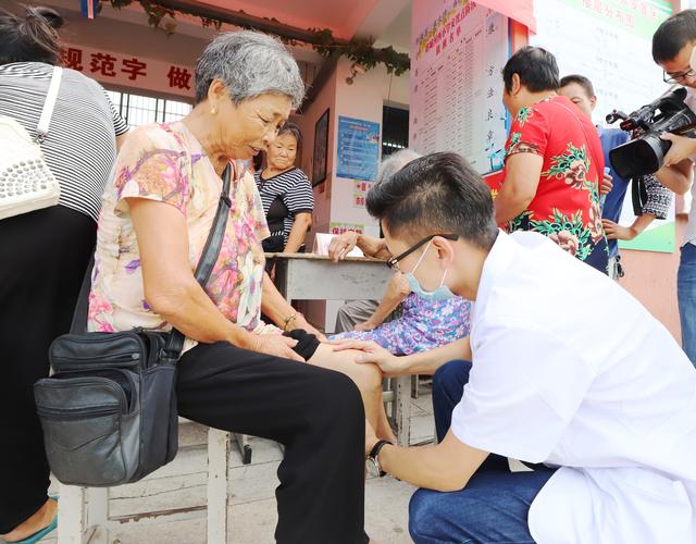 南昌市洪都中医院为受灾群众送医送药