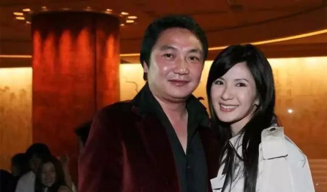 确实奢华，lv硬箱堆成小山坡，爱马仕包包摆成墙