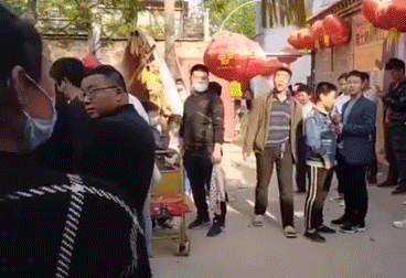 大衣哥家门被强踹，张文宏被骂崇洋媚外：别试