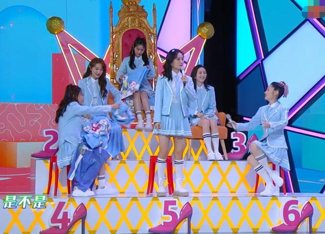 快本：6位女嘉宾穿短裙，其他人坐着都有毯子盖