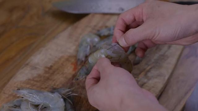 连虾壳都不想放过油爆虾，今天就教你做好它的小秘诀