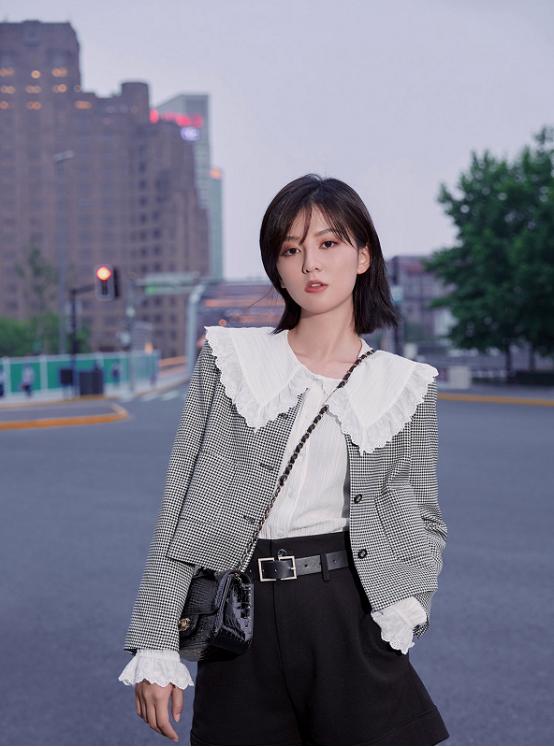 乔欣真是“茶艺女孩”，虽然服装很纯，却带着“欲”感很抢镜