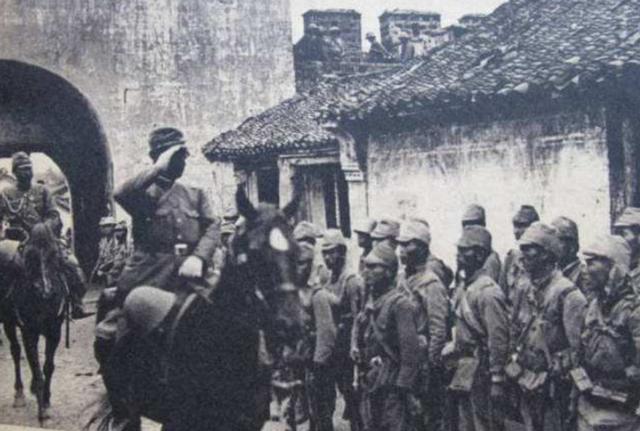 当汉奸什么下场？营长被我军击毙，尸体被特务当成八路军邀功请赏