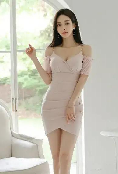 柔桡轻曼，妩媚纤弱