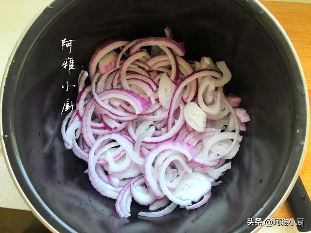 把1只鸡扔进电饭煲，不用放一滴水和油，出锅比烤鸡还好吃，真香