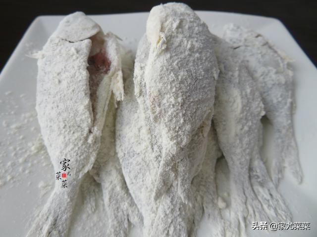 不管煎什么鱼，直接下油锅是不对的！煎鱼不破皮不粘锅，有诀窍