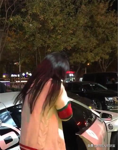 门口遇百万奥迪R8，车上女子下车瞬间成为全场焦