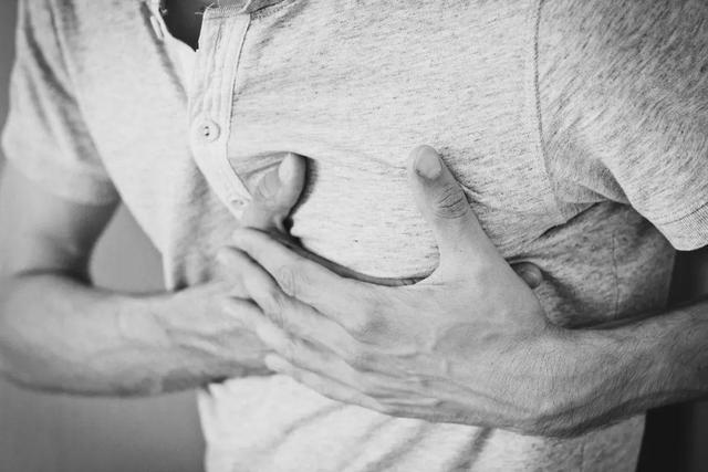 近一半人心梗发作时不自知！遇到这5种特殊胸痛，别大意！