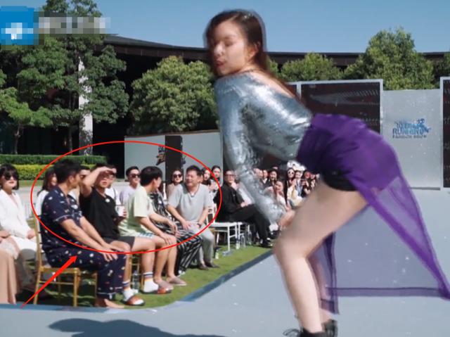 宋妍霏舞台秀热舞，紧身衣尽显好身材，男嘉宾的反应却是认真的？