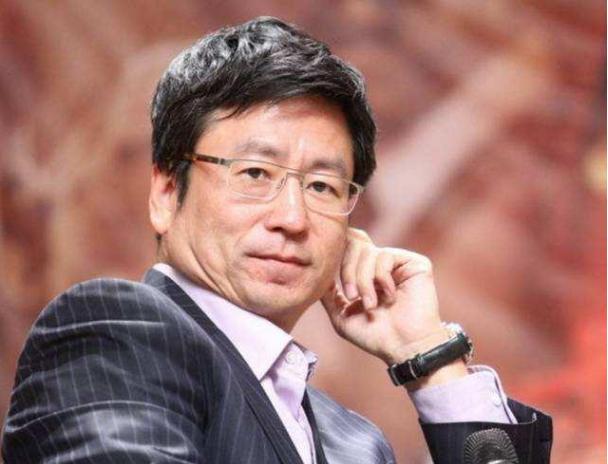 白岩松：曾患有严重抑郁，坐地铁无人识，如今52岁成了这样