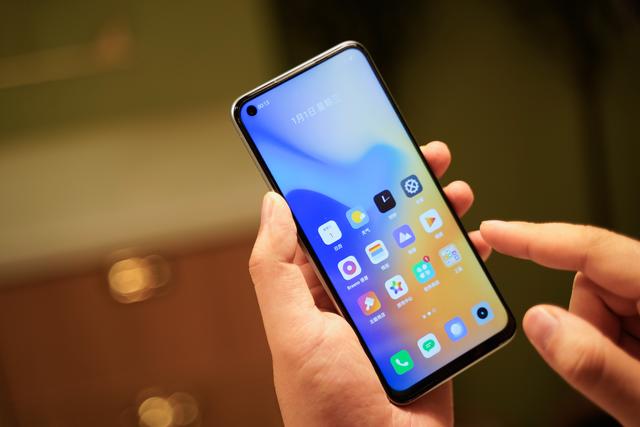 realme V5评测：潮美外观，最便宜的5G长续航手机