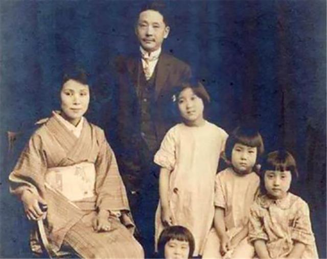 日本女护士嫁给中国将军64年，期间从未回家，女