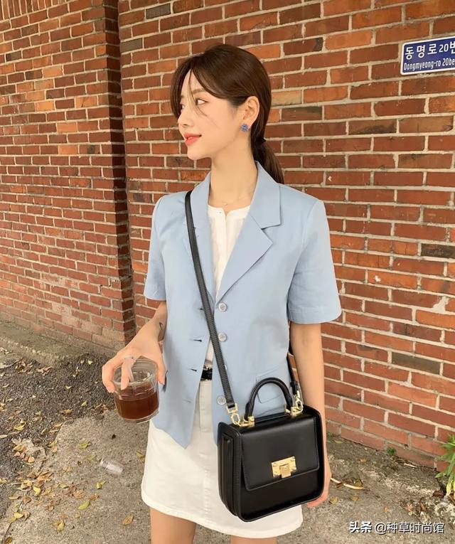 别再跟风穿T恤了，今年巨流行的“短袖”长这样