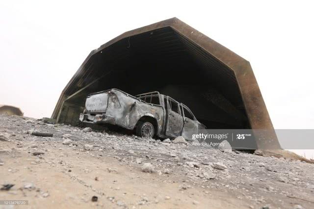 利比亚一军事强人被打惨，重要基地被对手占领，部队狼狈撤离首都