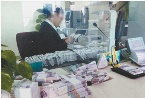 银行换零钱，遇到一张一元纸币，莫名的高兴啊，真是稀罕