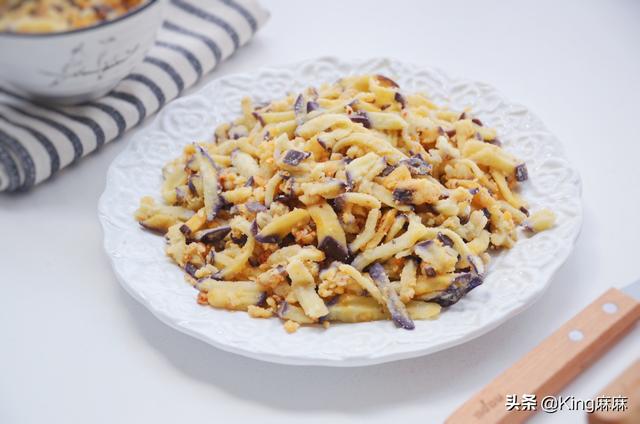 1个茄子，1小碗面粉，上锅一蒸，当饭又当菜，和