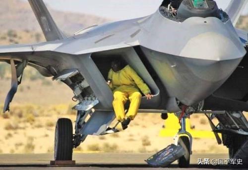 美空军心中拨凉：F-22被委内瑞拉雷达锁定，又从空中掉下来一架