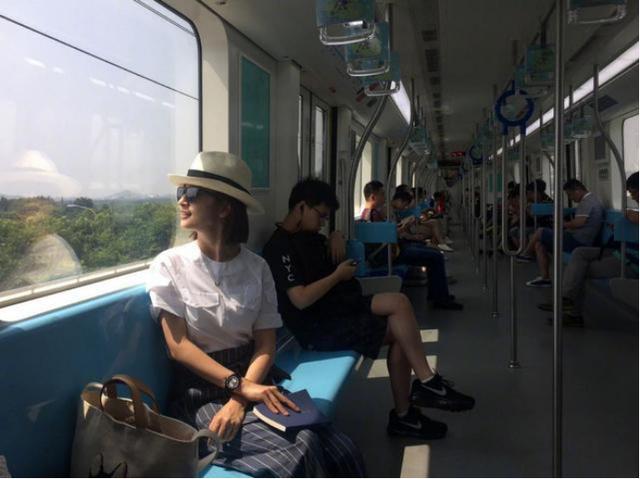 不扮嫩的林依晨才是真的美，穿身“御姐裙”太闪耀，真有魅力